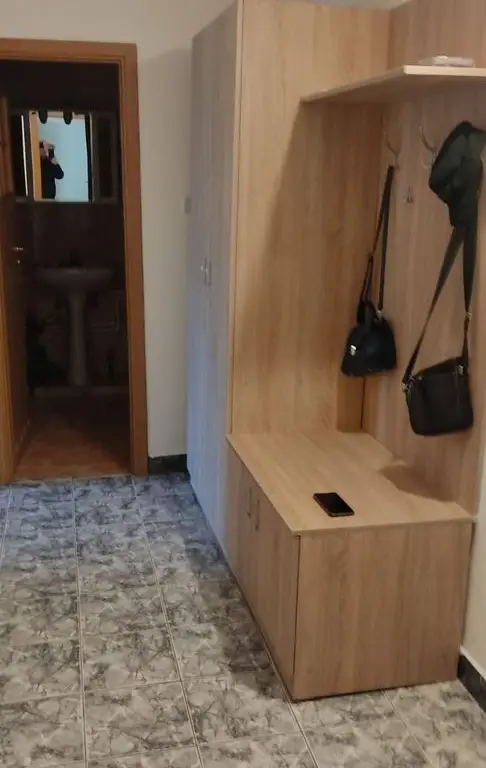 De inchiriat apartament cu 2 camere, etaj 4/4 Piata Centrala, 360 euro