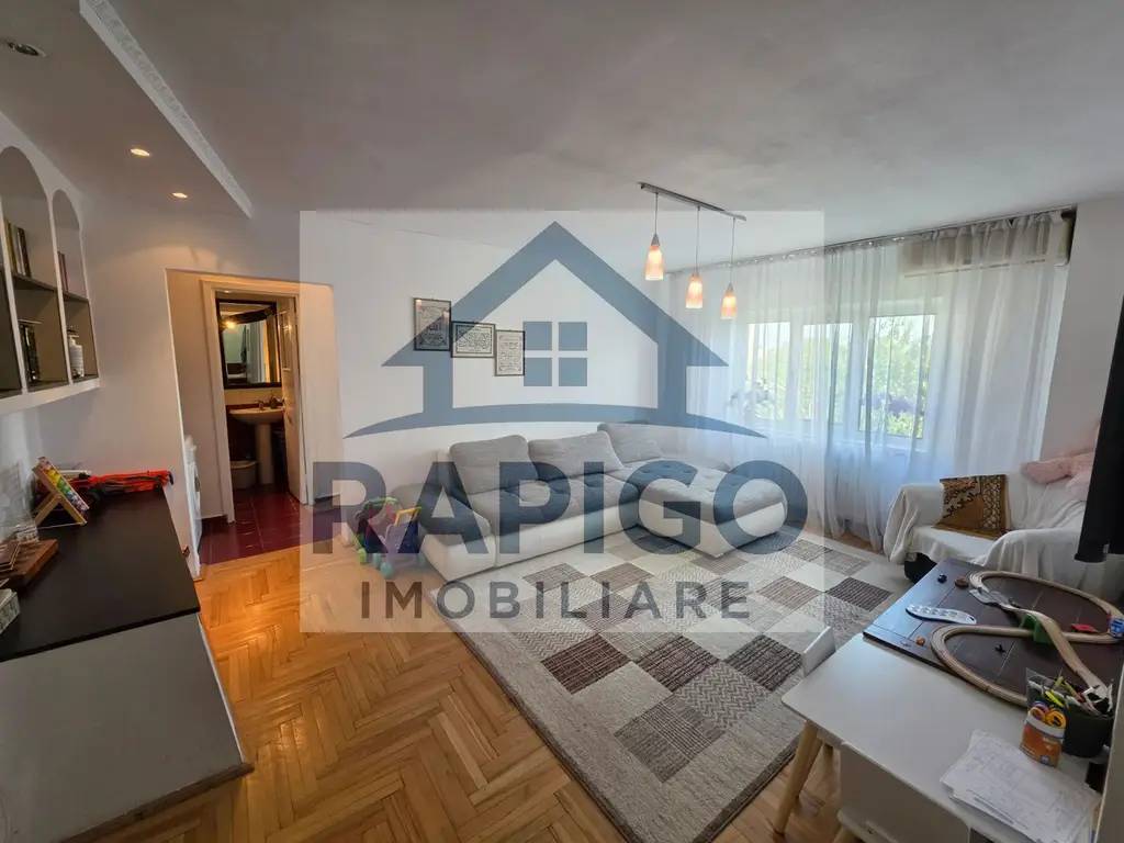 Vand apartament cu 4 camere aproape de centru
