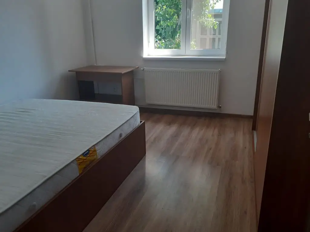 Închiriez apartament cu doua camere