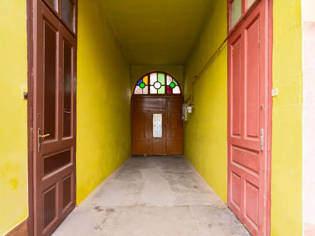 PRET NOU! Apartament la casă, ultracentral– curte proprie și garaj