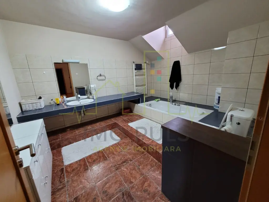 Casa individuala. Mobilata si utilata. Dispune de toate utilitatile.