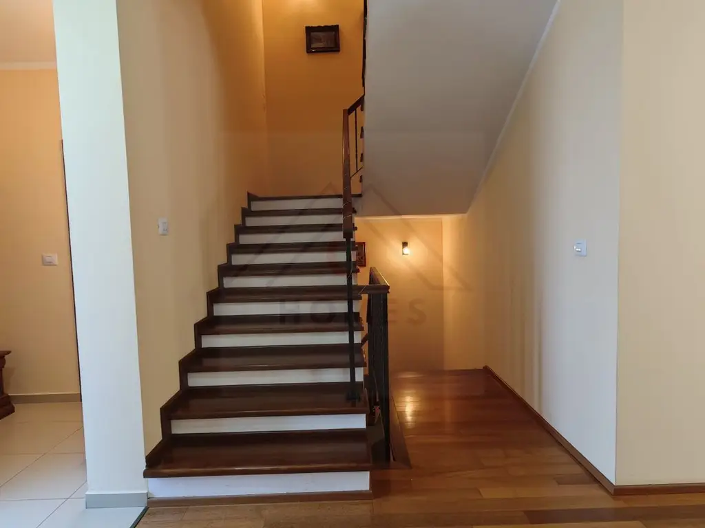 Casa mare. Posibil si clinica, camin batrani, invatamant, sediu firma.