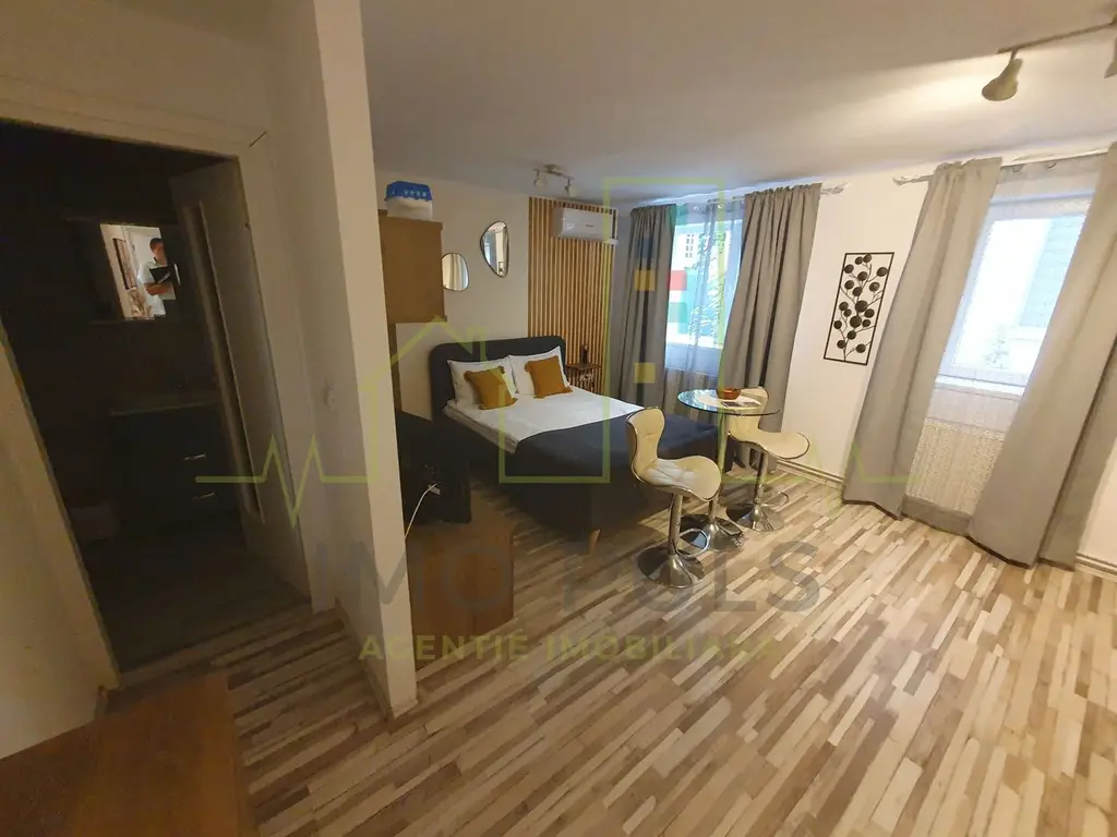 Casa + 5 apartamente + spatiu de inchiriat + parcari. Pretabil locuit + afacere