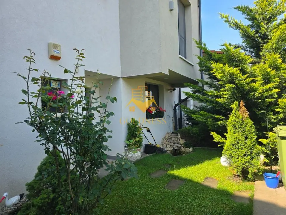 Casă modernă de vânzare, curte, 6 camere, parcare, Zona Vivo, Florești