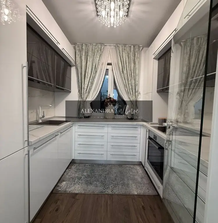 Apartament 3 camere decomandate, 2 bai,balcon, etaj intermediar, garaj