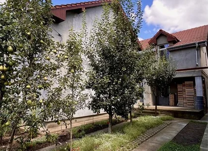 BRASADAS vinde casă cu etaj 8 cam 8 ari zona BOTIZULUI.